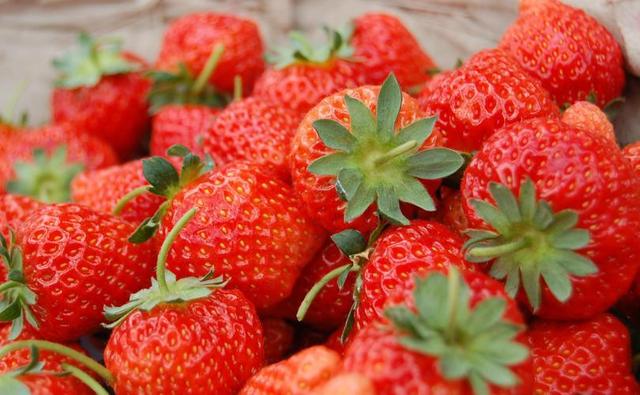草莓是子宫肌瘤的“催化剂”吗？妇科主任这7物，再馋也要少吃